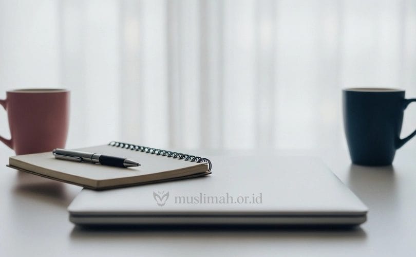Wanita Belajar Online dengan Laki-laki